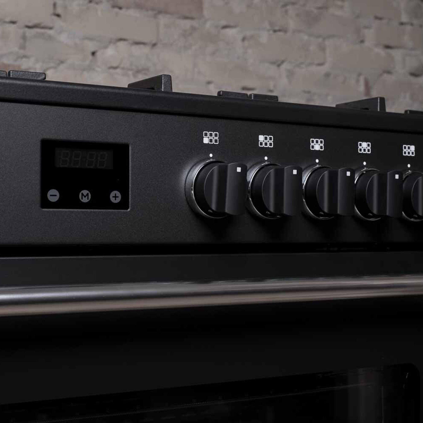 Sådan vælger du mellem Bertazzoni gas og induktion